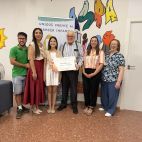 Representantes de Ecoembes, Aspanion y la Falla Pedro Cabanes-Juan XXIII, durante la entrega del cheque de 3.000 euros. / Ecoembes