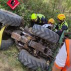 Un hombre de avanzada edad ha resultado herido este sábado tras quedarse atrapado bajo el tractor. Un hombre de avanzada edad ha resultado herido este sábado tras quedarse atrapado bajo el tractor.
