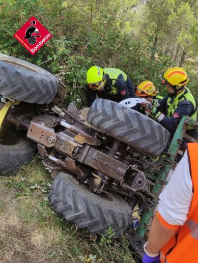 Un hombre de avanzada edad ha resultado herido este sábado tras quedarse atrapado bajo el tractor que conducía después de que el vehículo volcara en la zona de Fontetes, en Benimantell (Alicante), según ha informado el Consorcio Provincial de Bomberos de Alicante. Imagen cedida. Un hombre de avanzada edad ha resultado herido este sábado tras quedarse atrapado bajo el tractor que conducía después de que el vehículo volcara en la zona de Fontetes, en Benimantell (Alicante), según ha informado el Consorcio Provincial de Bomberos de Alicante. Imagen cedida.