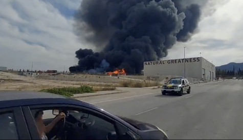 El incendio que afecta a una planta de reciclaje de Aielo de Malferit. Imágenes de À Punt. El incendio que afecta a una planta de reciclaje de Aielo de Malferit. Imágenes de À Punt.