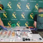 La Guardia Civil ha desarticulado en Torrevieja (Alicante) una organización criminal presuntamente dedicada a la elaboración y venta de cocaína rosa o 'tusi' y ha detenido a once personas, tras una operación en la que se localizaron dos laboratorios clandestinos para la producción de esta sustancia.