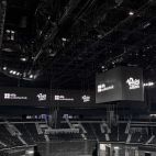 Vista del sistema de sonido permanente de d&b audiotechnik instalado en el Roig Arena, diseñado para garantizar una experiencia acústica de máxima calidad en conciertos y eventos deportivos.