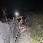 Un miembro del Grupo Especial de Rescate (GER) auxilia a una de las jóvenes durante el operativo de evacuación en una zona de difícil acceso de la Sierra de Orihuela.