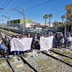 Protesta contra el cierre del histórico paso del metro de l’Eliana.