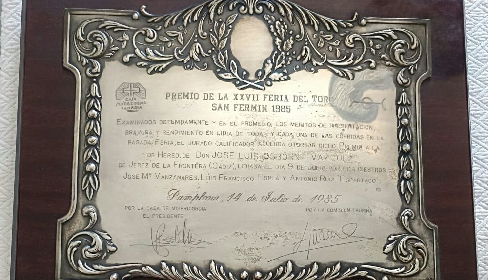 Placa que conmemora el premio a la mejor corrida de la XXVII Feria del Toro de San Fermín, otorgado en 1985 a la ganadería de José Luis Osborne Vázquez. / EPDA