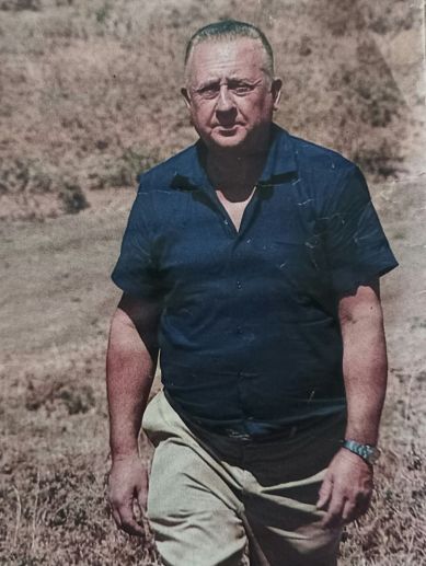 José Luis Osborne Domecq posa junto a su ganadería de reses bravas en el campo. / EPDA
