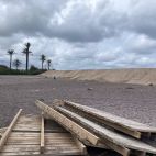 Pasarelas de madera desmontadas y almacenadas en la arena de las playas del norte de Sagunt. / EPDA Pasarelas de madera desmontadas y almacenadas en la arena de las playas del norte de Sagunt. / EPDA