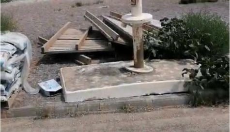 Un lavapiés inutilizado junto a restos de material acumulados en la zona de playa. / EPDA