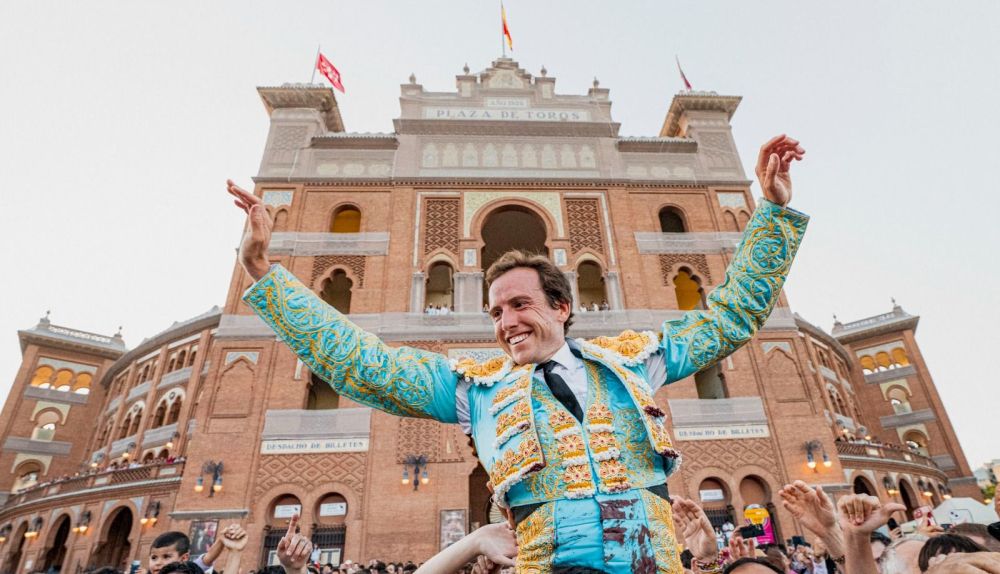 Román, a hombros a les portes de Las Ventas després d'obrir la porta gran. / À Punt Román, a hombros a les portes de Las Ventas després d'obrir la porta gran. / À Punt