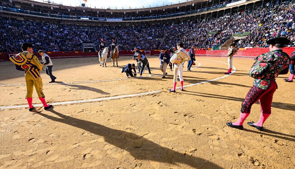 Toreros i fotògrafs a l'arena de la plaça de bous de València en un festeig de Falles 2026. / À Punt Toreros i fotògrafs a l'arena de la plaça de bous de València en un festeig de Falles 2026. / À Punt