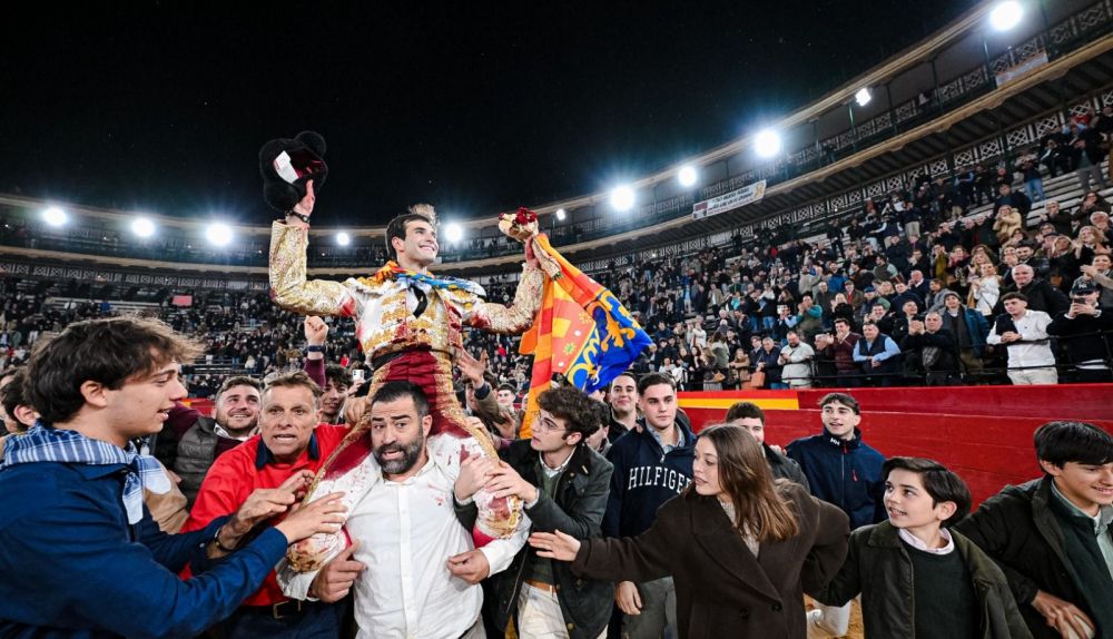 Samuel Navalón, a hombros tras triomfar a la plaça de bous de València durant Falles. / À Punt Samuel Navalón, a hombros tras triomfar a la plaça de bous de València durant Falles. / À Punt