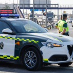 Una pareja de la Guardia Civil realiza un control de tráfico. / EFE/Kai Försterling/Archivo Una pareja de la Guardia Civil realiza un control de tráfico. / EFE/Kai Försterling/Archivo