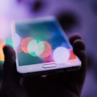 Los teléfonos móviles son la principal vía de contacto en los casos de suplantación de identidad en redes sociales.