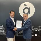 El president de la CACVSA, Román Ceballos, i l'alcalde de Torrevella, Eduardo Dolón, durant la firma de l'acord de col·laboració. / À Punt
