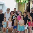 El equipo artístico y técnico de Globos posa al finalizar el rodaje del cortometraje en Silla, una producción valenciana que aborda la crisis del agua y el cambio climático. El equipo artístico y técnico de Globos posa al finalizar el rodaje del cortometraje en Silla, una producción valenciana que aborda la crisis del agua y el cambio climático.
