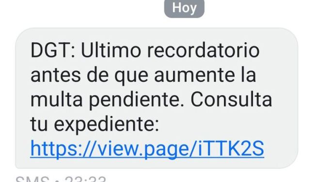 Ejemplo del SMS fraudulento que suplanta a la DGT para hacer creer al usuario que tiene una multa pendiente. Ejemplo del SMS fraudulento que suplanta a la DGT para hacer creer al usuario que tiene una multa pendiente.