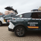 Vehículos de la Guardia Civil, cuerpo que ha desarticulado la red de estafas del "hijo en apuros" en Almassora. / EFE/ JMGarcia /Archivo