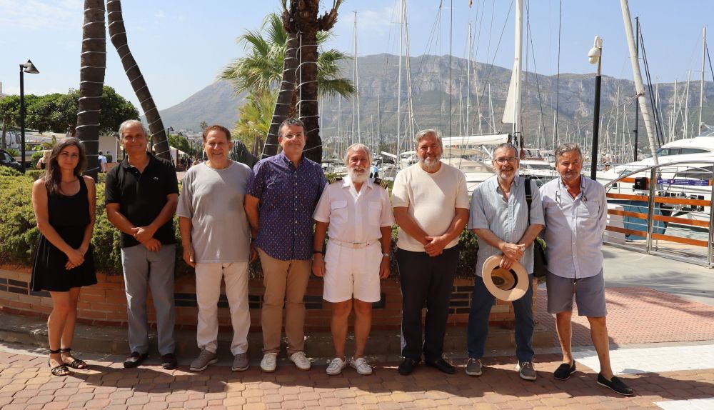 El jurado del concurso, junto al alcalde de Dénia, Rafa Carrió, y el concejal de Cultura, Raúl García, durante la presentación de 'Esculturas frente al mar'. / Marina Dénia El jurado del concurso, junto al alcalde de Dénia, Rafa Carrió, y el concejal de Cultura, Raúl García, durante la presentación de 'Esculturas frente al mar'. / Marina Dénia