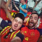 Bernat Segarra, vecino de La Salzadella, celebra en las gradas del estadio durante la semifinal del Mundial. / Todo es mentira