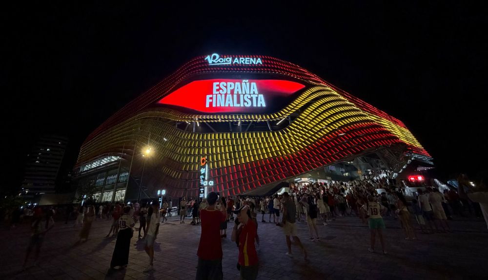 La fachada del Roig Arena se ilumina con el mensaje "España finalista" tras el triunfo. / Roig Arena La fachada del Roig Arena se ilumina con el mensaje "España finalista" tras el triunfo. / Roig Arena