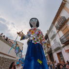 La giganta Nita, creación del colectivo RuralArte, recorre las calles de Jérica durante la Nit de l'Art.