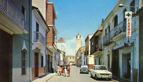 La nueva farmacia de la calle Mayor abrió sus puertas el 7 de julio de 1976 con José Cremades Laparra al frente del establecimiento. La nueva farmacia de la calle Mayor abrió sus puertas el 7 de julio de 1976 con José Cremades Laparra al frente del establecimiento.