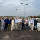 Foto de familia con representantes institucionales durante la visita al nuevo ecoparque de Benicarló.