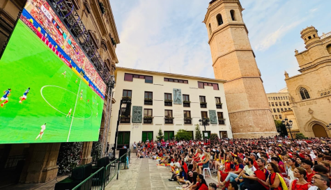 Aficionados siguen la final del Mundial en pantalla gigante en una de las plazas habilitadas en la provincia de Castellón.