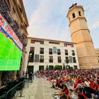 Aficionados siguen la final del Mundial en pantalla gigante en una de las plazas habilitadas en la provincia de Castellón. Aficionados siguen la final del Mundial en pantalla gigante en una de las plazas habilitadas en la provincia de Castellón.