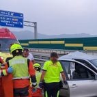 Efectivos del Consorcio Provincial de Bomberos de Valencia y los servicios sanitarios atienden al conductor que necesitó maniobras de reanimación tras el accidente entre dos vehículos en la A-38, a la altura de Cullera.