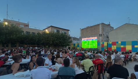  Vecinos de la comarca siguen la final del Mundial en pantalla gigante en una plaza pública.