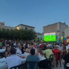 Vecinos de la comarca siguen la final del Mundial en pantalla gigante en una plaza pública. Vecinos de la comarca siguen la final del Mundial en pantalla gigante en una plaza pública.