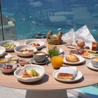 Vista general del Desayuno by Fran Segura, servido en La Terrasse Rooftop del Hotel Port Benidorm. Vista general del Desayuno by Fran Segura, servido en La Terrasse Rooftop del Hotel Port Benidorm.