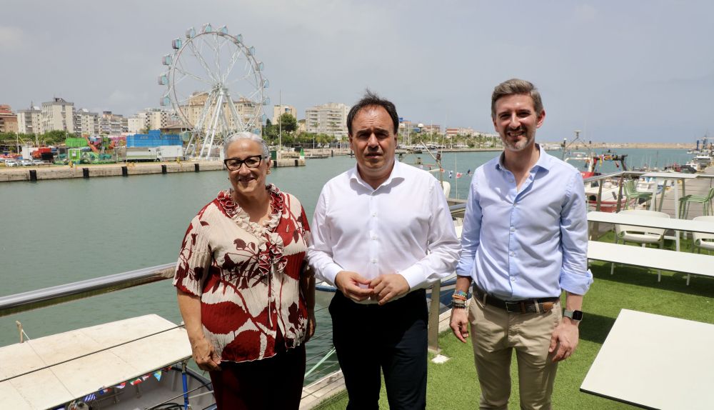 El president de la Generalitat, Juanfran Pérez Llorca, junto al alcalde de Gandia, José Manuel Prieto, y la patrona mayor de la Cofradía de Pescadores, Mª Carmen Argudo, durante la visita con motivo de la festividad de la Virgen del Carmen. / Generalitat Valenciana