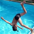 Los expertos recomiendan evitar los saltos de cabeza al agua si no se conoce la profundidad, ante el riesgo de sufrir lesiones medulares graves. / Generalitat Valenciana Los expertos recomiendan evitar los saltos de cabeza al agua si no se conoce la profundidad, ante el riesgo de sufrir lesiones medulares graves. / Generalitat Valenciana