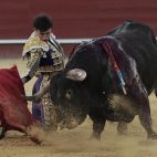 El diestro Nek Romero da un pase a su segundo astado durante el festejo de la Feria de Julio, este jueves en Valencia. El diestro Nek Romero da un pase a su segundo astado durante el festejo de la Feria de Julio, este jueves en Valencia.