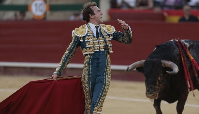 El diestro Román durante el festejo de la Feria de Julio, este jueves en Valencia. El diestro Román durante el festejo de la Feria de Julio, este jueves en Valencia.