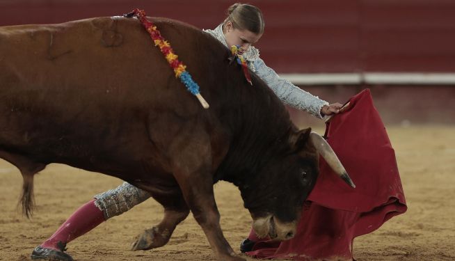 La novillera Olga Casado en su faena al segundo de su lote durante el festejo de la Feria de Julio, este jueves en Valencia. La novillera Olga Casado en su faena al segundo de su lote durante el festejo de la Feria de Julio, este jueves en Valencia.