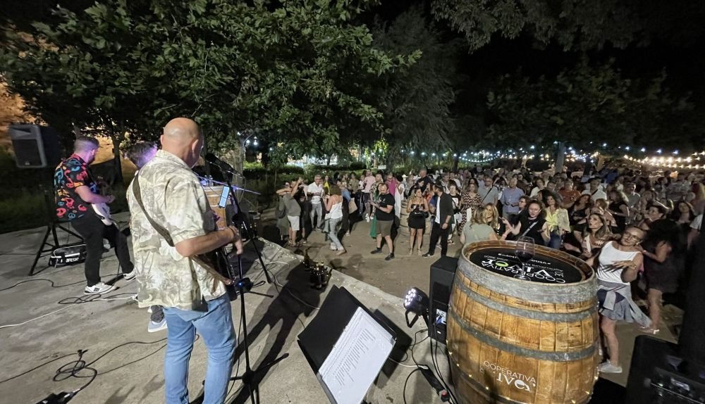 La música en directo puso ritmo a una de las últimas ediciones del Viver Wine Fest, celebrado en el parque municipal de La Floresta. / Cooperativa de Viver