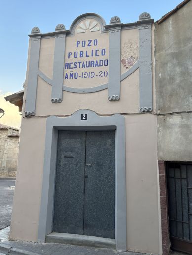 El pozo público restaurado, con la inscripción del año de su construcción, 1919-1920