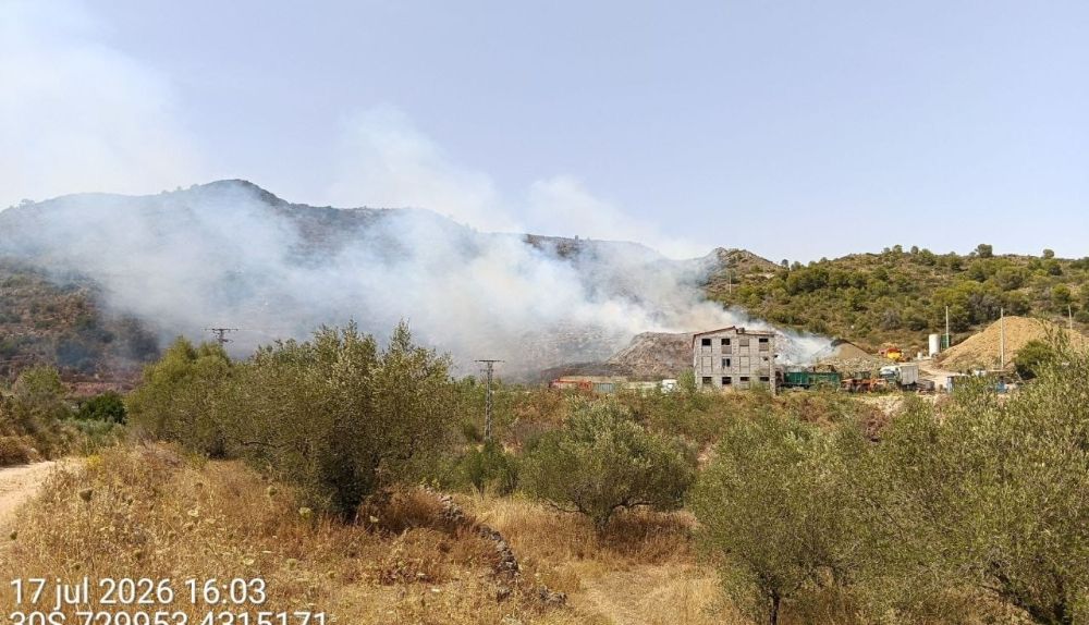 El humo se eleva junto a la planta de biomasa, en el término de Beniganim, colindante con Llutxent / Emergències 112CV El humo se eleva junto a la planta de biomasa, en el término de Beniganim, colindante con Llutxent / Emergències 112CV