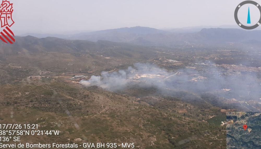 Vista aérea de la columna de humo generada por el incendio de Llutxent / Emergències 112CV Vista aérea de la columna de humo generada por el incendio de Llutxent / Emergències 112CV
