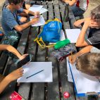 Alumnat de l'Estiu Jove, durant l'activitat sobre les casetes de la mar de Nules. / Ajuntament de Nules Alumnat de l'Estiu Jove, durant l'activitat sobre les casetes de la mar de Nules. / Ajuntament de Nules