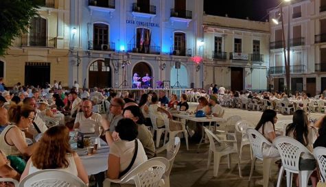 Noche de San Juan en la Plaza Mayor de Chelva, en La Serranía, uno de los municipios de La Serranía que más incrementa su población en verano. Noche de San Juan en la Plaza Mayor de Chelva, en La Serranía, uno de los municipios de La Serranía que más incrementa su población en verano.