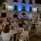 Noche de San Juan en la Plaza Mayor de Chelva, en La Serranía, uno de los municipios de La Serranía que más incrementa su población en verano. Noche de San Juan en la Plaza Mayor de Chelva, en La Serranía, uno de los municipios de La Serranía que más incrementa su población en verano.