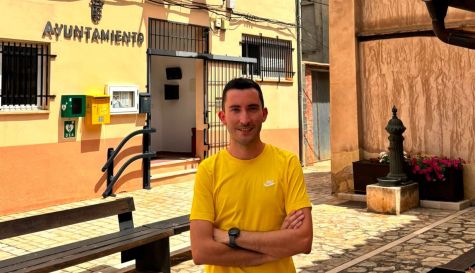 El alcalde de Casas Bajas, Pablo Escribano, frente al ayuntamiento. El alcalde de Casas Bajas, Pablo Escribano, frente al ayuntamiento.