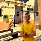 El alcalde de Casas Bajas, Pablo Escribano, frente al ayuntamiento. El alcalde de Casas Bajas, Pablo Escribano, frente al ayuntamiento.