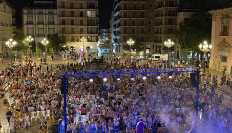 Concierto de Serafín Zubiri en la Plaza de la Virgen de Valencia. Concierto de Serafín Zubiri en la Plaza de la Virgen de Valencia.