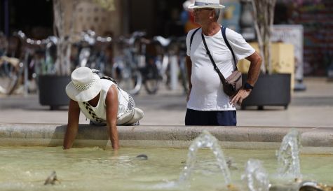 Varias personas se protegen del calor en Valencia. Varias personas se protegen del calor en Valencia.