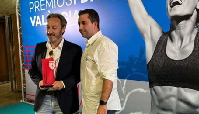 El creador de l'esport, Juanjo Bendicho, rebent un premi de l'Ajuntament de València. El creador de l'esport, Juanjo Bendicho, rebent un premi de l'Ajuntament de València.